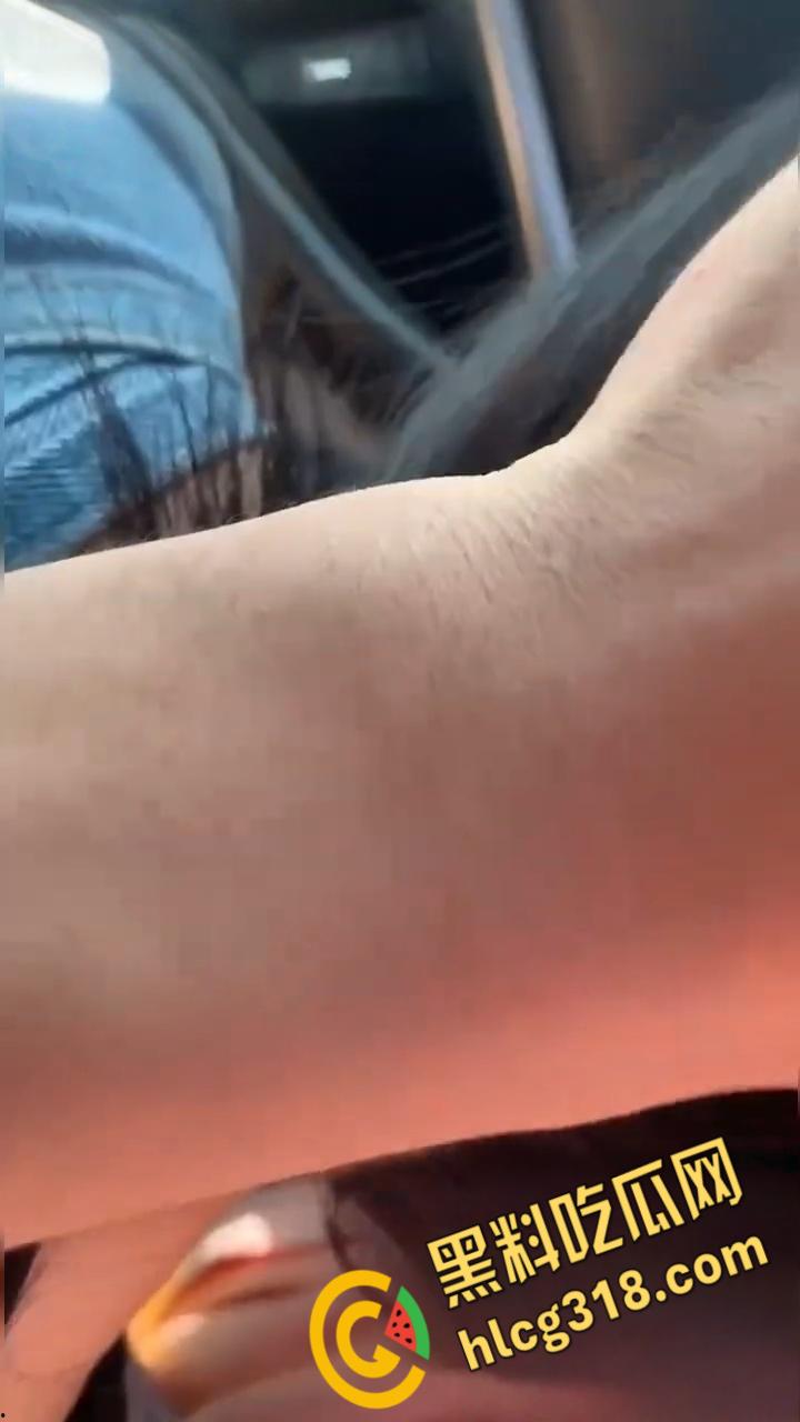 酒吧约炮高颜值嫩妹，竟是高中校友，连体开档黑丝害羞的用手挡，回家路上车震口爆！  第8张