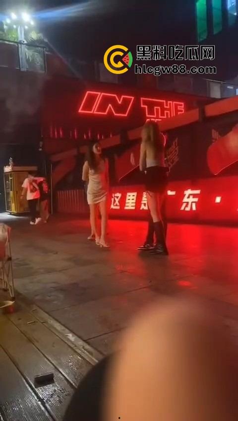 广东精神小妹街头火拼!齐逼小短裙说干就干,现场头发乱飞,裙子一抬春光乍泄,围观小伙猛抽烟围观! 第1张 广东精神小妹街头火拼!齐逼小短裙说干就干,现场头发乱飞,裙子一抬春光乍泄,围观小伙猛抽烟围观! 第1张