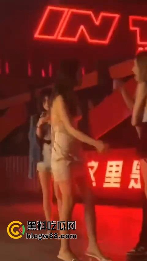 广东精神小妹街头火拼!齐逼小短裙说干就干,现场头发乱飞,裙子一抬春光乍泄,围观小伙猛抽烟围观! 第2张 广东精神小妹街头火拼!齐逼小短裙说干就干,现场头发乱飞,裙子一抬春光乍泄,围观小伙猛抽烟围观! 第2张