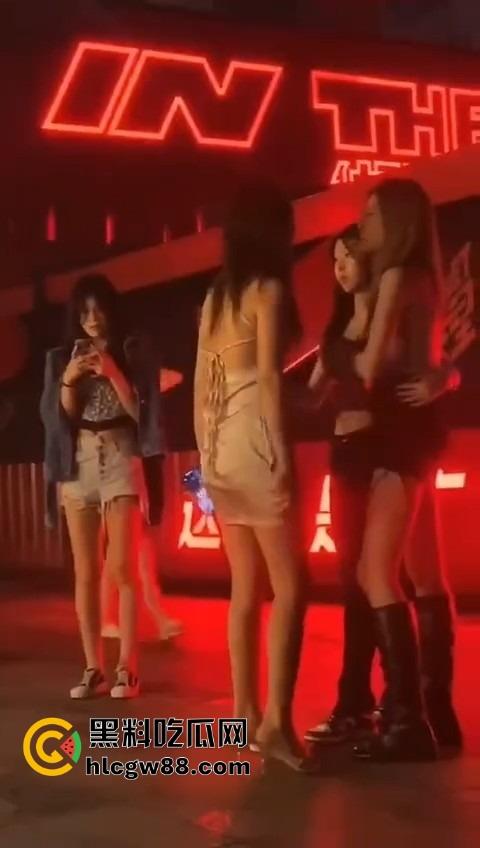 广东精神小妹街头火拼!齐逼小短裙说干就干,现场头发乱飞,裙子一抬春光乍泄,围观小伙猛抽烟围观! 第3张 广东精神小妹街头火拼!齐逼小短裙说干就干,现场头发乱飞,裙子一抬春光乍泄,围观小伙猛抽烟围观! 第3张