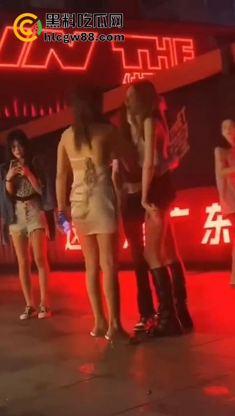 广东精神小妹街头火拼!齐逼小短裙说干就干,现场头发乱飞,裙子一抬春光乍泄,围观小伙猛抽烟围观! 第4张 广东精神小妹街头火拼!齐逼小短裙说干就干,现场头发乱飞,裙子一抬春光乍泄,围观小伙猛抽烟围观! 第4张