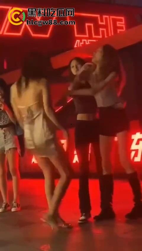 广东精神小妹街头火拼!齐逼小短裙说干就干,现场头发乱飞,裙子一抬春光乍泄,围观小伙猛抽烟围观! 第5张 广东精神小妹街头火拼!齐逼小短裙说干就干,现场头发乱飞,裙子一抬春光乍泄,围观小伙猛抽烟围观! 第5张