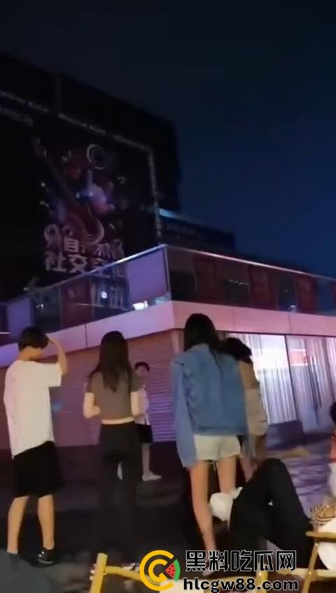 广东精神小妹街头火拼!齐逼小短裙说干就干,现场头发乱飞,裙子一抬春光乍泄,围观小伙猛抽烟围观! 第6张 广东精神小妹街头火拼!齐逼小短裙说干就干,现场头发乱飞,裙子一抬春光乍泄,围观小伙猛抽烟围观! 第6张