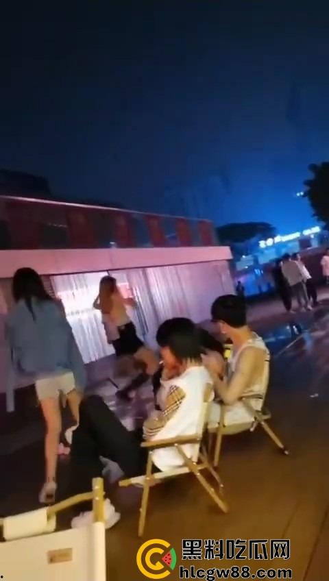 广东精神小妹街头火拼!齐逼小短裙说干就干,现场头发乱飞,裙子一抬春光乍泄,围观小伙猛抽烟围观! 第7张 广东精神小妹街头火拼!齐逼小短裙说干就干,现场头发乱飞,裙子一抬春光乍泄,围观小伙猛抽烟围观! 第7张