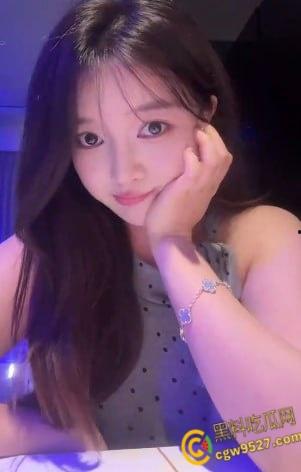 抖音网红【赫本】,和金主金主一对一裸聊,疯狂抚摸傲人巨乳,活像渴望鸡巴的母狗 ! 第4张 抖音网红【赫本】,和金主金主一对一裸聊,疯狂抚摸傲人巨乳,活像渴望鸡巴的母狗 ! 第4张