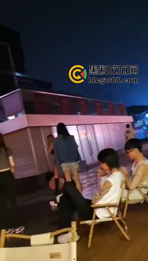 广东精神小妹街头火拼!齐逼小短裙说干就干,现场头发乱飞,裙子一抬春光乍泄,围观小伙猛抽烟围观! 第8张 广东精神小妹街头火拼!齐逼小短裙说干就干,现场头发乱飞,裙子一抬春光乍泄,围观小伙猛抽烟围观! 第8张