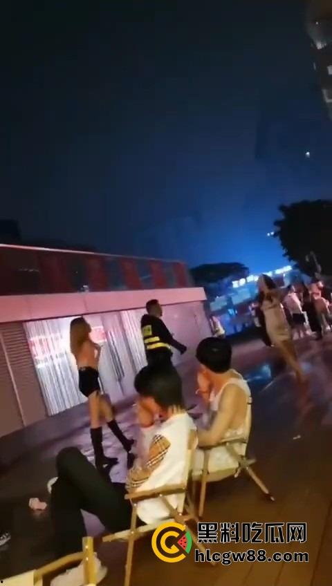 广东精神小妹街头火拼!齐逼小短裙说干就干,现场头发乱飞,裙子一抬春光乍泄,围观小伙猛抽烟围观! 第10张 广东精神小妹街头火拼!齐逼小短裙说干就干,现场头发乱飞,裙子一抬春光乍泄,围观小伙猛抽烟围观! 第10张