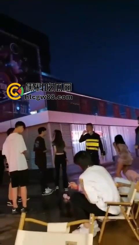 广东精神小妹街头火拼!齐逼小短裙说干就干,现场头发乱飞,裙子一抬春光乍泄,围观小伙猛抽烟围观! 第11张 广东精神小妹街头火拼!齐逼小短裙说干就干,现场头发乱飞,裙子一抬春光乍泄,围观小伙猛抽烟围观! 第11张