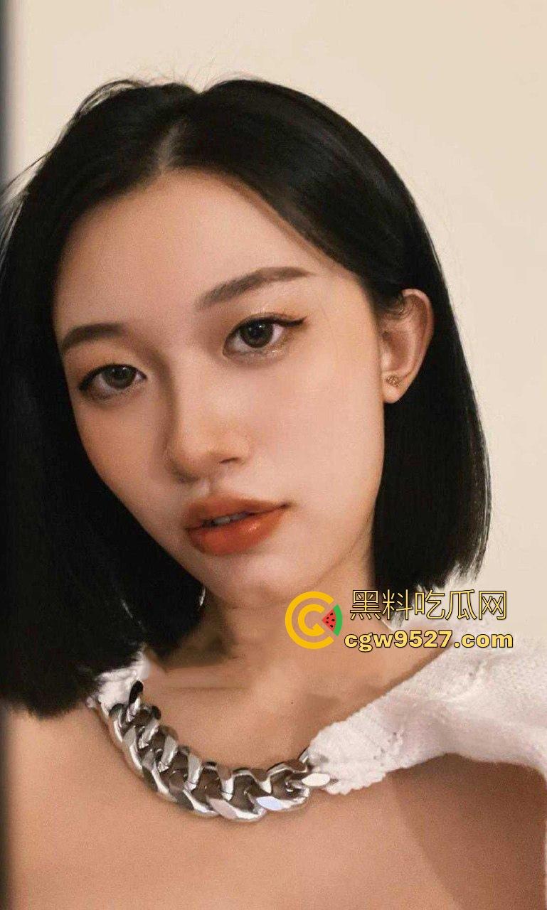 重庆短发辣妹【何瑶瑶】性爱视频流出，平时气质高冷御姐，胯下淫骚浪荡母狗，被按住头深喉 ，操到白眼乱翻！  第1张