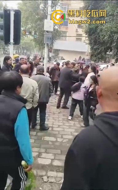 河南焦作街头奇葩闹剧,小仙女冲老头们怒喊别抽烟别吐痰不听话直接上手打!路人愤怒围攻打哭小仙女! 第1张 河南焦作街头奇葩闹剧,小仙女冲老头们怒喊别抽烟别吐痰不听话直接上手打!路人愤怒围攻打哭小仙女! 第1张