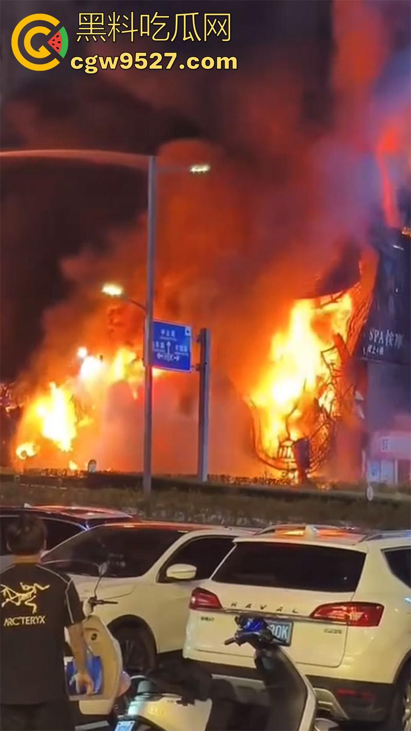 探店博主真能把店带火啊！江苏连云港京东电器自营店突发火灾，经过一宿的救援，才将大火熄灭！  第7张