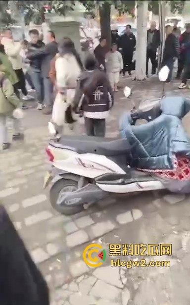 河南焦作街头奇葩闹剧,小仙女冲老头们怒喊别抽烟别吐痰不听话直接上手打!路人愤怒围攻打哭小仙女! 第2张 河南焦作街头奇葩闹剧,小仙女冲老头们怒喊别抽烟别吐痰不听话直接上手打!路人愤怒围攻打哭小仙女! 第2张