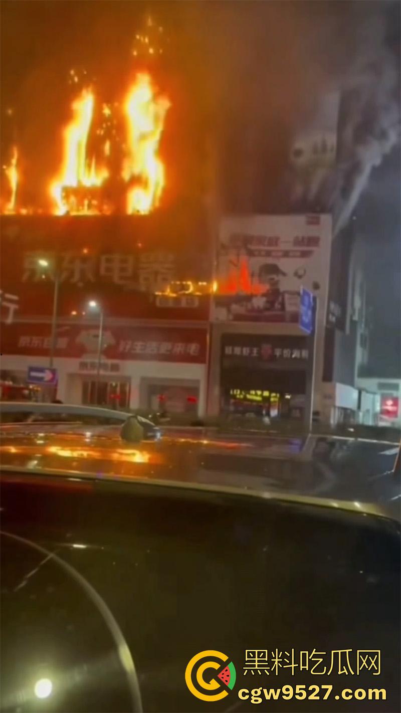 探店博主真能把店带火啊！江苏连云港京东电器自营店突发火灾，经过一宿的救援，才将大火熄灭！  第8张