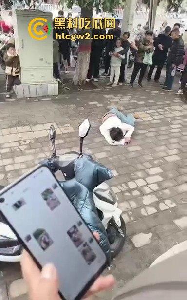 河南焦作街头奇葩闹剧,小仙女冲老头们怒喊别抽烟别吐痰不听话直接上手打!路人愤怒围攻打哭小仙女! 第3张 河南焦作街头奇葩闹剧,小仙女冲老头们怒喊别抽烟别吐痰不听话直接上手打!路人愤怒围攻打哭小仙女! 第3张