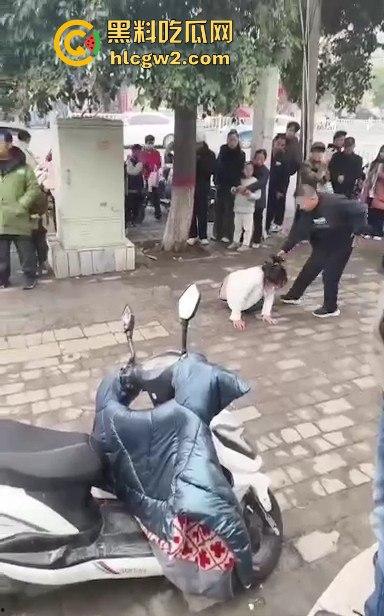 河南焦作街头奇葩闹剧,小仙女冲老头们怒喊别抽烟别吐痰不听话直接上手打!路人愤怒围攻打哭小仙女! 第4张 河南焦作街头奇葩闹剧,小仙女冲老头们怒喊别抽烟别吐痰不听话直接上手打!路人愤怒围攻打哭小仙女! 第4张