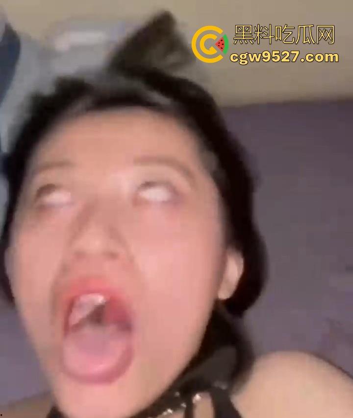 重庆短发辣妹【何瑶瑶】性爱视频流出，平时气质高冷御姐，胯下淫骚浪荡母狗，被按住头深喉 ，操到白眼乱翻！  第7张