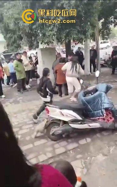 河南焦作街头奇葩闹剧,小仙女冲老头们怒喊别抽烟别吐痰不听话直接上手打!路人愤怒围攻打哭小仙女! 第5张 河南焦作街头奇葩闹剧,小仙女冲老头们怒喊别抽烟别吐痰不听话直接上手打!路人愤怒围攻打哭小仙女! 第5张