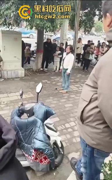 河南焦作街头奇葩闹剧,小仙女冲老头们怒喊别抽烟别吐痰不听话直接上手打!路人愤怒围攻打哭小仙女! 第6张 河南焦作街头奇葩闹剧,小仙女冲老头们怒喊别抽烟别吐痰不听话直接上手打!路人愤怒围攻打哭小仙女! 第6张