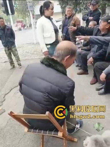 河南焦作街头奇葩闹剧,小仙女冲老头们怒喊别抽烟别吐痰不听话直接上手打!路人愤怒围攻打哭小仙女! 第8张 河南焦作街头奇葩闹剧,小仙女冲老头们怒喊别抽烟别吐痰不听话直接上手打!路人愤怒围攻打哭小仙女! 第8张