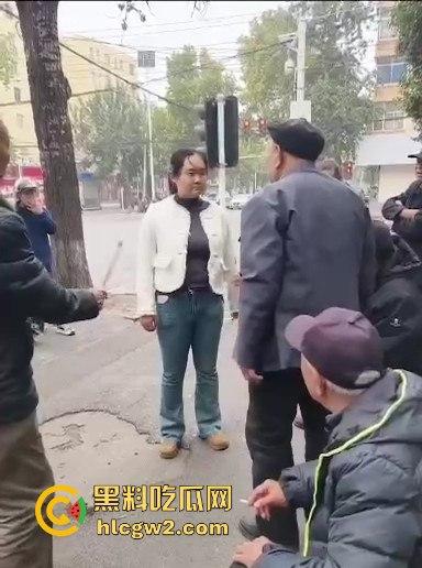 河南焦作街头奇葩闹剧,小仙女冲老头们怒喊别抽烟别吐痰不听话直接上手打!路人愤怒围攻打哭小仙女! 第9张 河南焦作街头奇葩闹剧,小仙女冲老头们怒喊别抽烟别吐痰不听话直接上手打!路人愤怒围攻打哭小仙女! 第9张