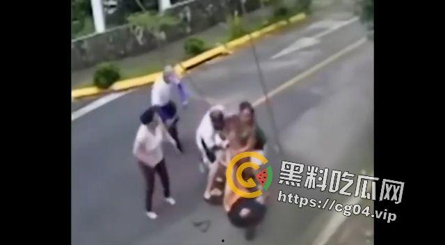 恶犬咬人！遛狗不牵绳 等于狗遛狗  狗首先是畜生 其次才是人类的朋友 第2张