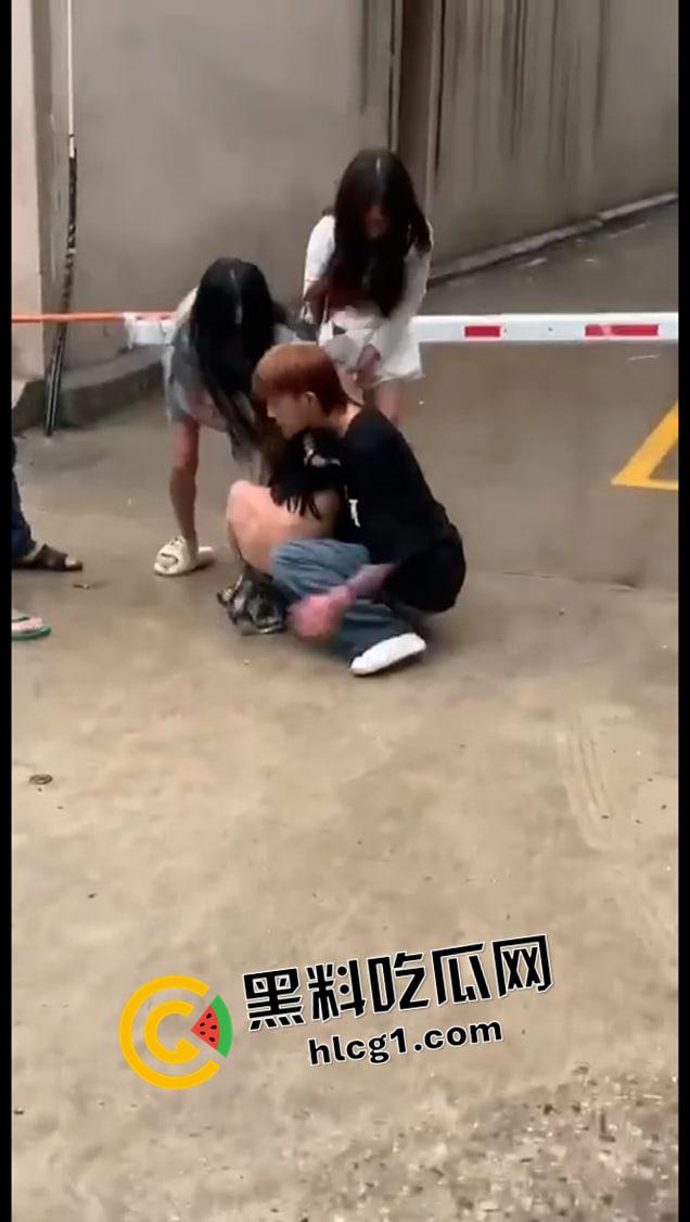 普宁精神小妹二番战!返回战场接着打 纹身都要撕下来了 啤酒瓶子直接抡头 年轻人就是气盛 第1张 普宁精神小妹二番战!返回战场接着打 纹身都要撕下来了 啤酒瓶子直接抡头 年轻人就是气盛 第1张