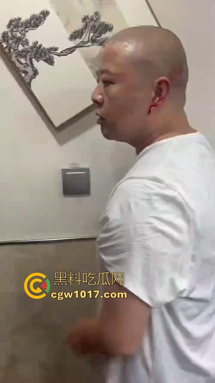 人在河边走哪有不湿鞋啊！中年大哥赌博出老千被当场捉住，惨遭围殴毒打，本想还手奈何对方人多！  第4张