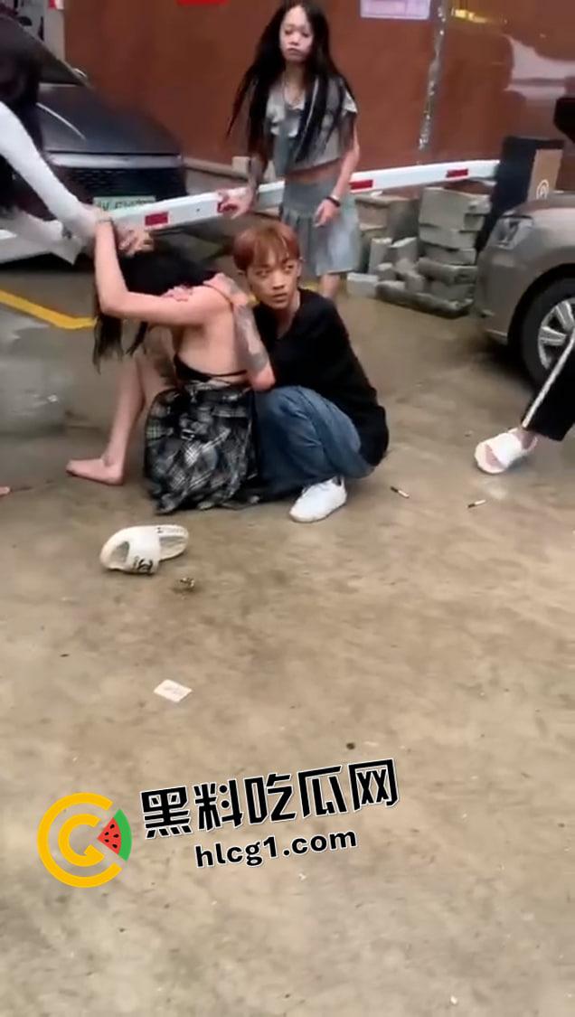 普宁精神小妹二番战!返回战场接着打 纹身都要撕下来了 啤酒瓶子直接抡头 年轻人就是气盛 第3张 普宁精神小妹二番战!返回战场接着打 纹身都要撕下来了 啤酒瓶子直接抡头 年轻人就是气盛 第3张