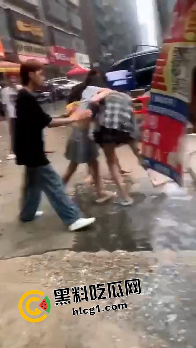 普宁精神小妹二番战!返回战场接着打 纹身都要撕下来了 啤酒瓶子直接抡头 年轻人就是气盛 第5张 普宁精神小妹二番战!返回战场接着打 纹身都要撕下来了 啤酒瓶子直接抡头 年轻人就是气盛 第5张