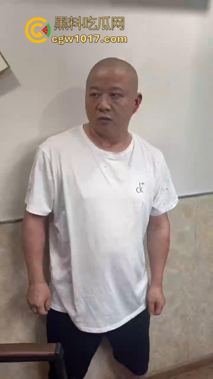 人在河边走哪有不湿鞋啊！中年大哥赌博出老千被当场捉住，惨遭围殴毒打，本想还手奈何对方人多！  第7张