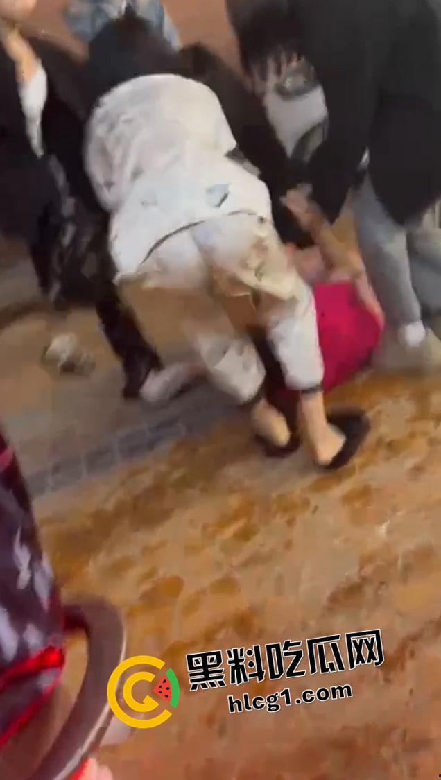 普宁精神小妹二番战!返回战场接着打 纹身都要撕下来了 啤酒瓶子直接抡头 年轻人就是气盛 第6张 普宁精神小妹二番战!返回战场接着打 纹身都要撕下来了 啤酒瓶子直接抡头 年轻人就是气盛 第6张