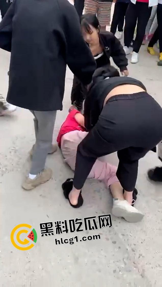 普宁精神小妹二番战!返回战场接着打 纹身都要撕下来了 啤酒瓶子直接抡头 年轻人就是气盛 第8张 普宁精神小妹二番战!返回战场接着打 纹身都要撕下来了 啤酒瓶子直接抡头 年轻人就是气盛 第8张