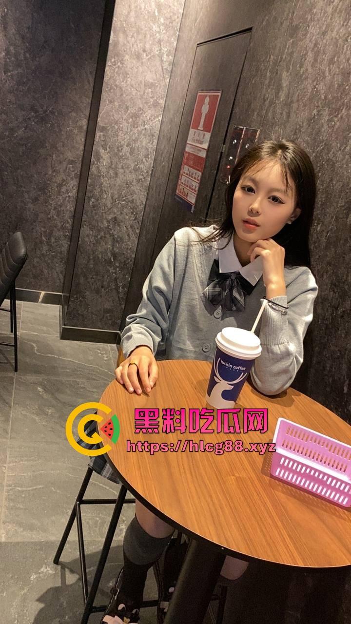 河北老铁偷拍邻居巨乳少妇全裸拖地,奶子甩得跟钟摆似的骚得邪乎,这贱货啥怪癖非要光腚擦地板? 第4张 河北老铁偷拍邻居巨乳少妇全裸拖地,奶子甩得跟钟摆似的骚得邪乎,这贱货啥怪癖非要光腚擦地板? 第4张