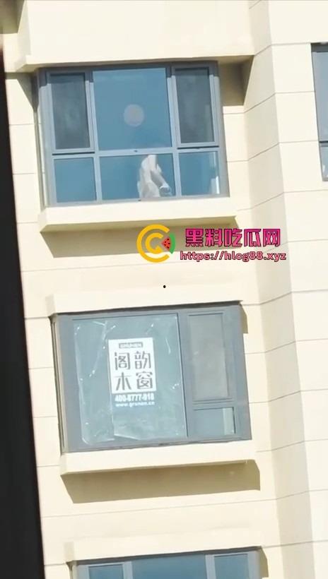 河北老铁偷拍邻居巨乳少妇全裸拖地,奶子甩得跟钟摆似的骚得邪乎,这贱货啥怪癖非要光腚擦地板? 第6张 河北老铁偷拍邻居巨乳少妇全裸拖地,奶子甩得跟钟摆似的骚得邪乎,这贱货啥怪癖非要光腚擦地板? 第6张