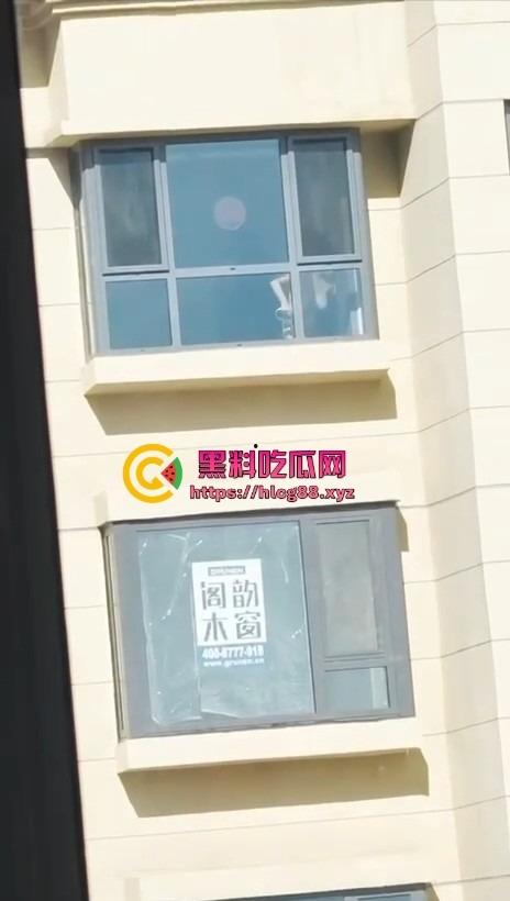 河北老铁偷拍邻居巨乳少妇全裸拖地,奶子甩得跟钟摆似的骚得邪乎,这贱货啥怪癖非要光腚擦地板? 第7张 河北老铁偷拍邻居巨乳少妇全裸拖地,奶子甩得跟钟摆似的骚得邪乎,这贱货啥怪癖非要光腚擦地板? 第7张