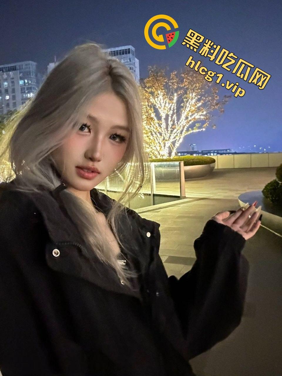 瓜友爆料！成都反差婊母狗生活照流出，这张脸蛋绝了，小母狗还真是诱人！  第1张