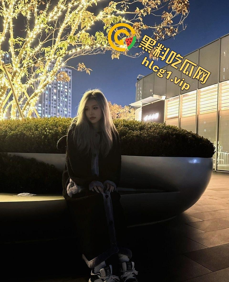 瓜友爆料！成都反差婊母狗生活照流出，这张脸蛋绝了，小母狗还真是诱人！  第2张