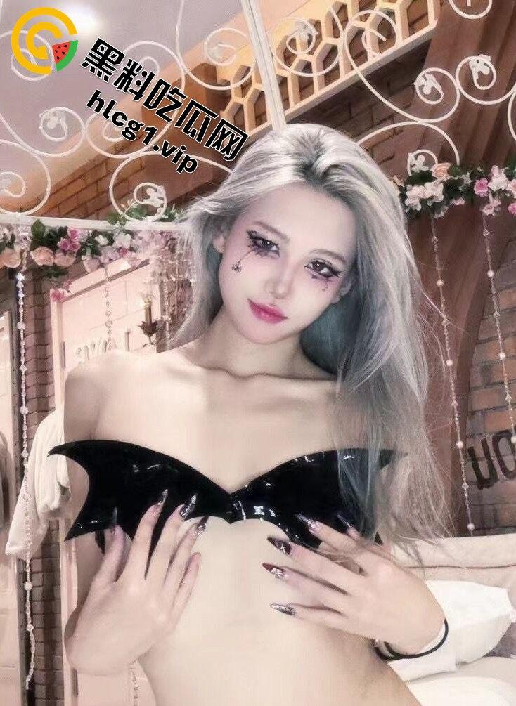 瓜友爆料！成都反差婊母狗生活照流出，这张脸蛋绝了，小母狗还真是诱人！  第5张