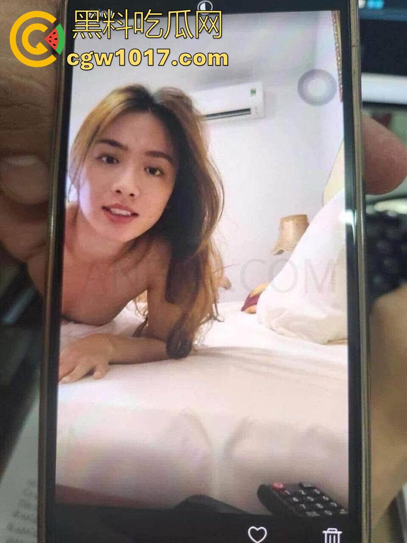 越南司法界大瓜，超性感长腿美女检察官，平时冷飒御姐，私下竟是反差母狗，与男友自拍泄密流出，越南妹是真的骚啊！  第3张