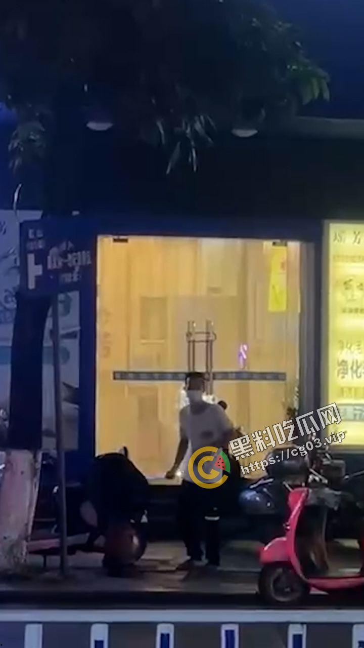 嚣张！广西容县城北路少年砍人 与警察互博 砍伤警察 拒不伏法 嚣张至极  第2张