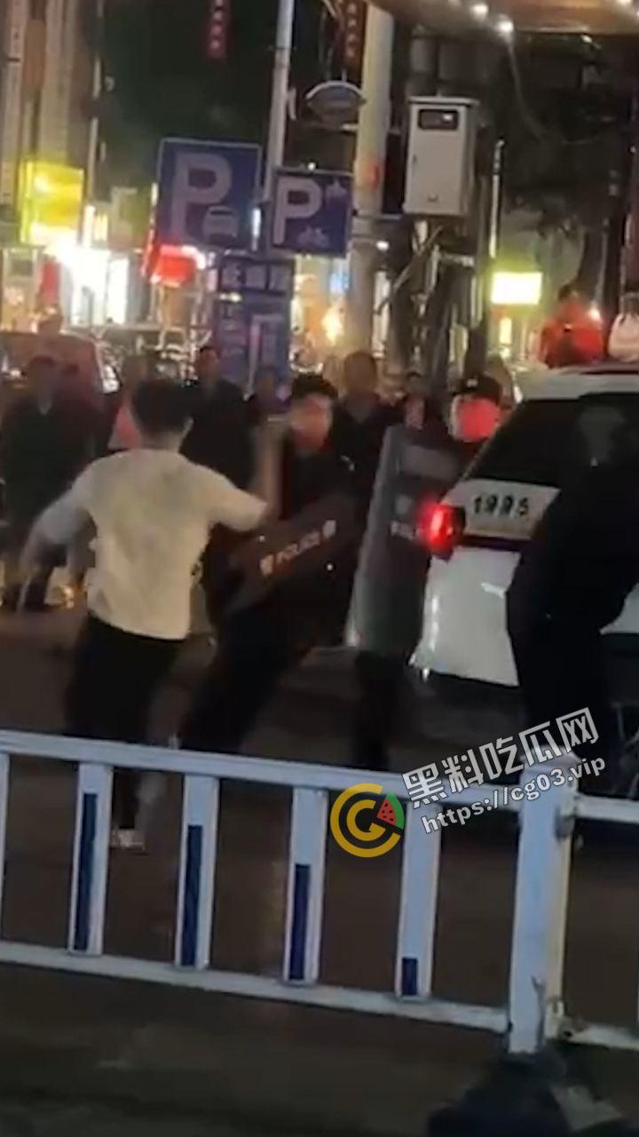 嚣张！广西容县城北路少年砍人 与警察互博 砍伤警察 拒不伏法 嚣张至极  第3张