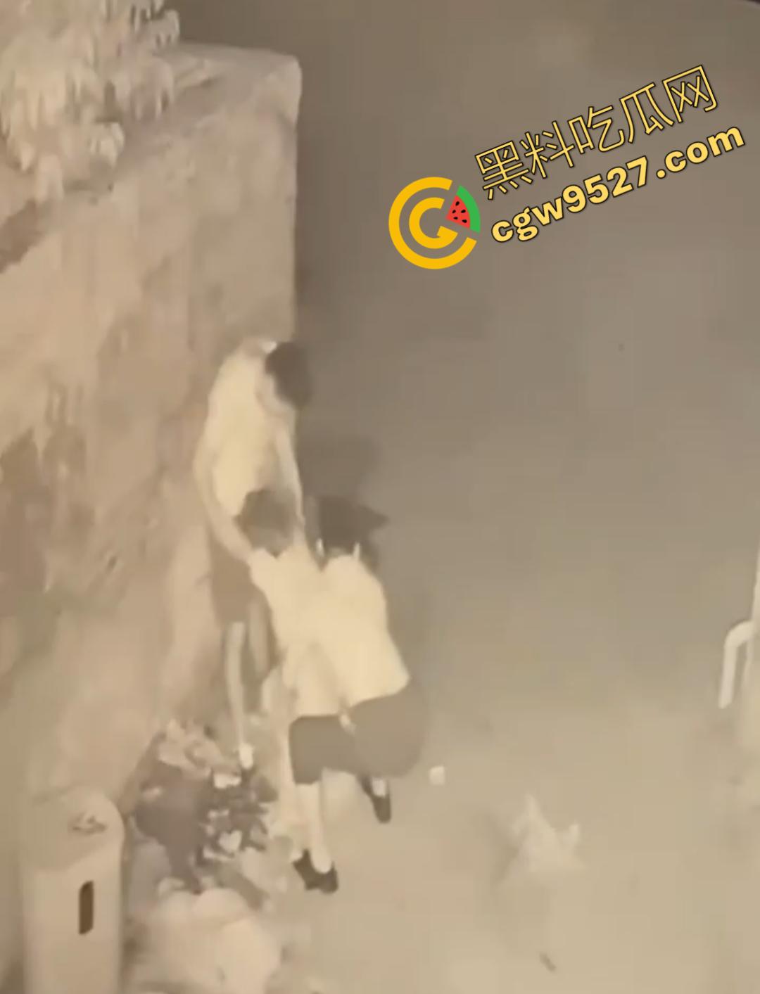 山东女子醉路边惨遭两男子轮奸！两男子色胆包天激情3P被监控全程记录，路过行人震惊不已不敢直视  第1张