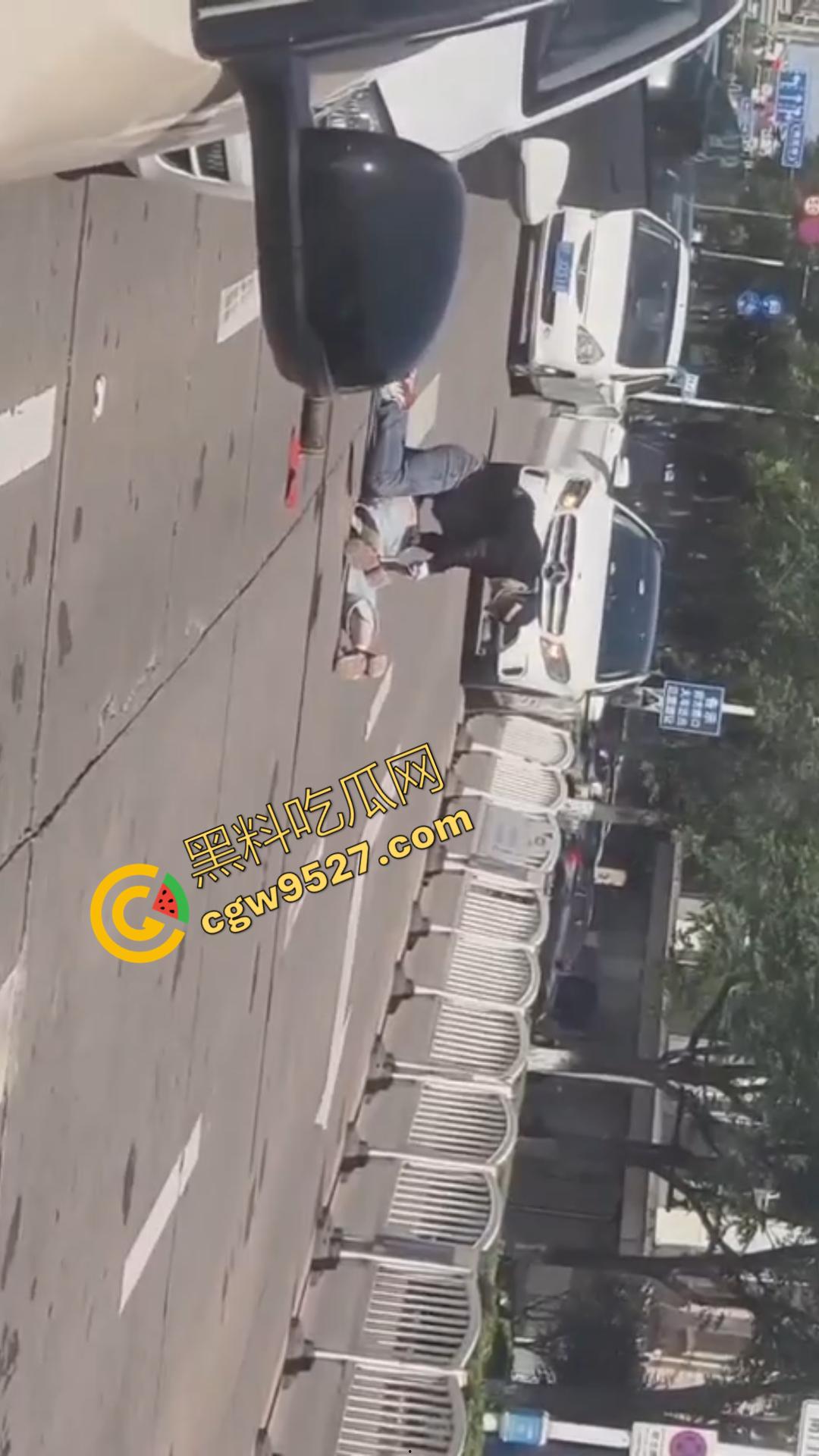 海宁街头惊现杀人割头恐怖画面!凶手带着手套十分专业当众杀人,现场血流一地,受害人当场死亡 第5张 海宁街头惊现杀人割头恐怖画面!凶手带着手套十分专业当众杀人,现场血流一地,受害人当场死亡 第5张