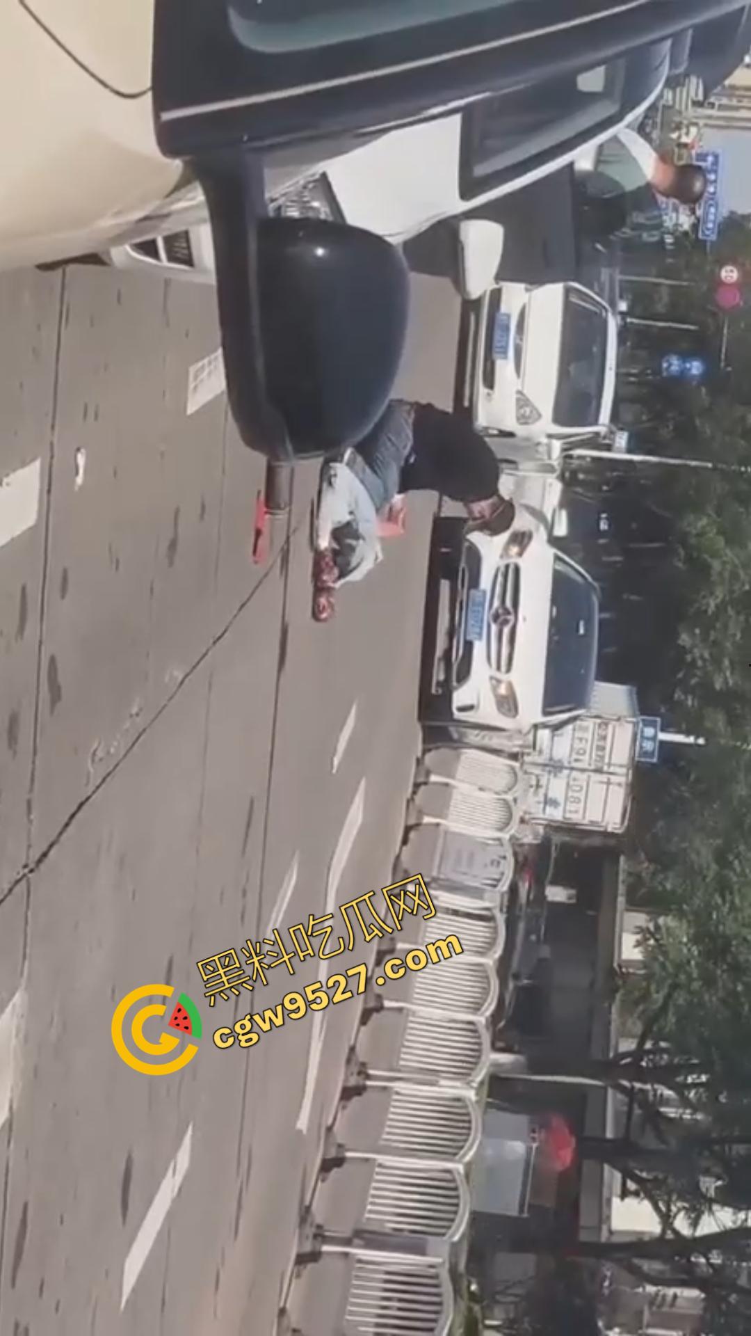 海宁街头惊现杀人割头恐怖画面!凶手带着手套十分专业当众杀人,现场血流一地,受害人当场死亡 第6张 海宁街头惊现杀人割头恐怖画面!凶手带着手套十分专业当众杀人,现场血流一地,受害人当场死亡 第6张