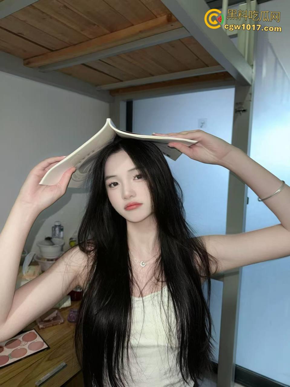 好久没见到姐姐了，临走时喝十个生鸡蛋，性感肉丝平底鞋，猛插姐姐一个小时，把姐姐下体失禁倒在床上抽搐 ！  第2张