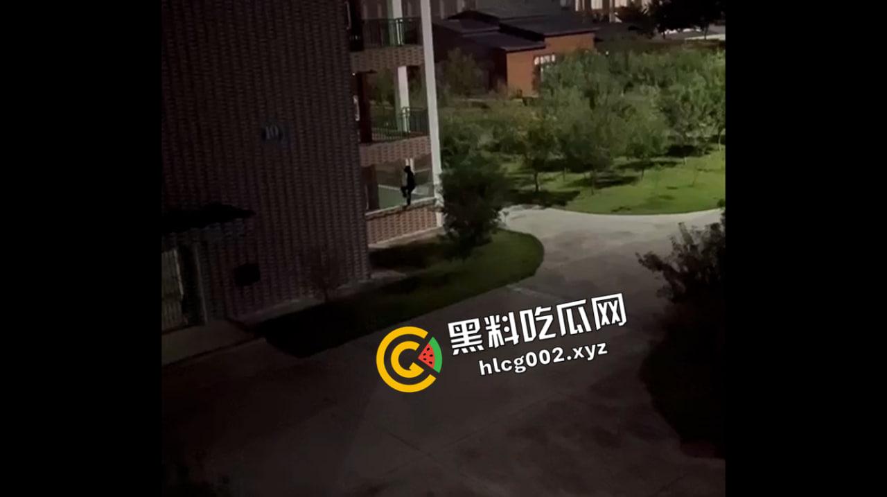 男子半夜潜入高校女生宿舍摸女学生  这是哪位瓜友 真敢做啊 现场监控流出 第5张