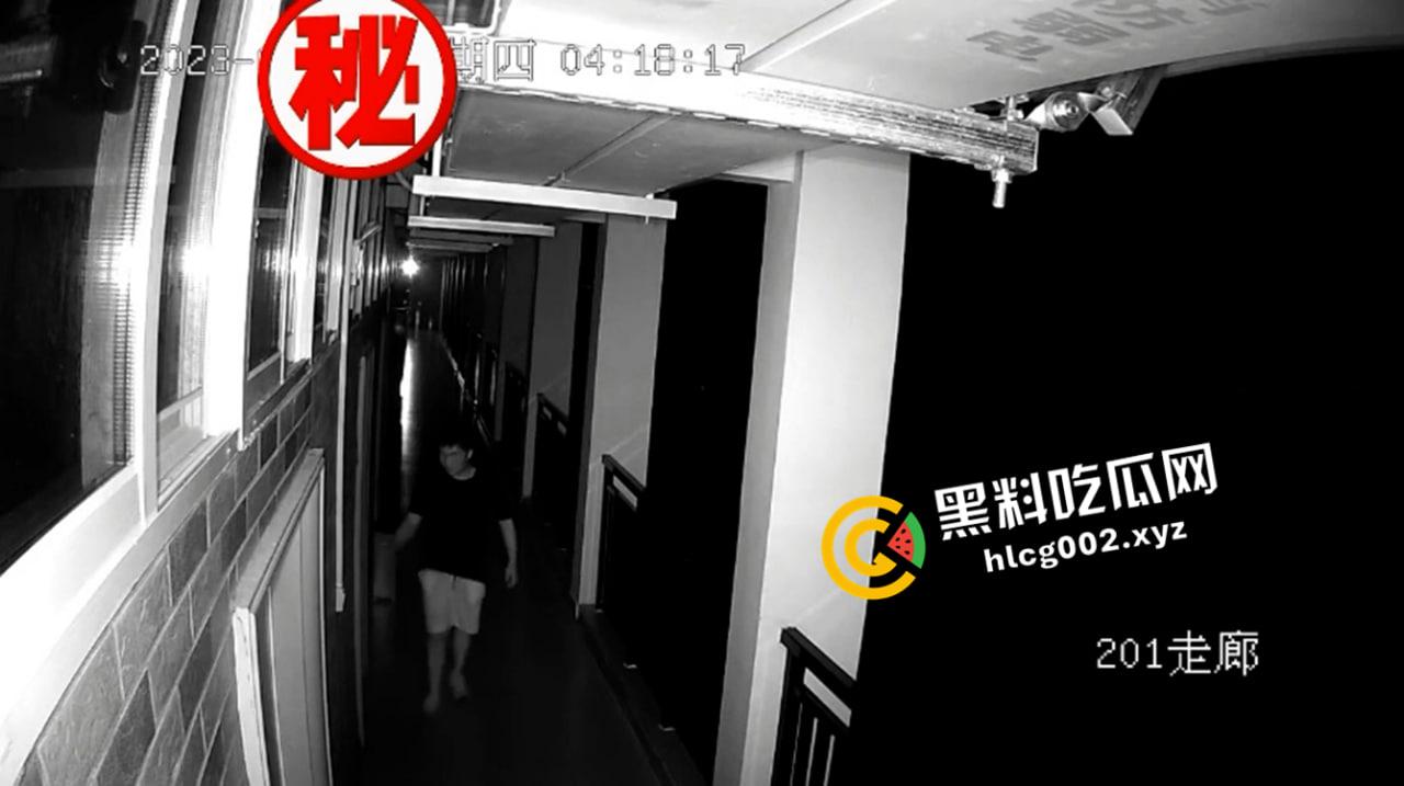 男子半夜潜入高校女生宿舍摸女学生  这是哪位瓜友 真敢做啊 现场监控流出 第6张