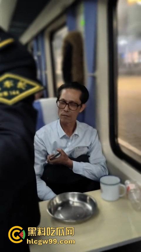 上海到东北的火车上演现实版权力秀，大叔仗着儿子是公安，嚣张跋扈，大姐当场怒怼公安就能无法无天？  第1张