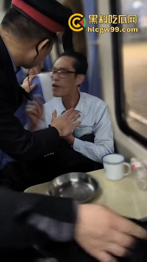 上海到东北的火车上演现实版权力秀，大叔仗着儿子是公安，嚣张跋扈，大姐当场怒怼公安就能无法无天？  第3张