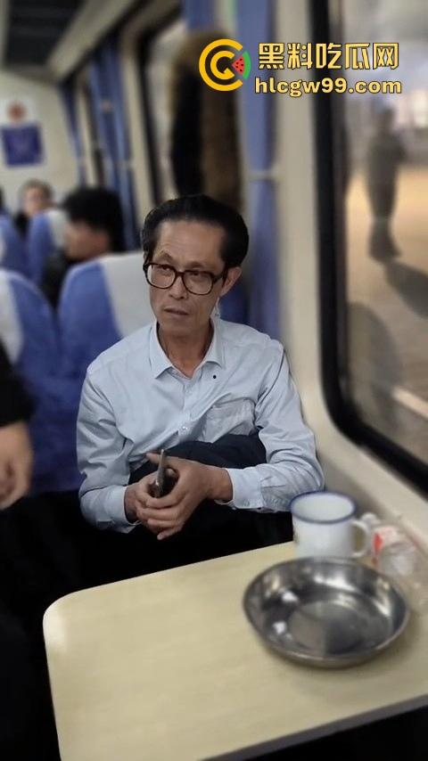 上海到东北的火车上演现实版权力秀，大叔仗着儿子是公安，嚣张跋扈，大姐当场怒怼公安就能无法无天？  第4张